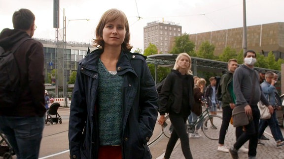 Eine junge Frau in einer Stadt