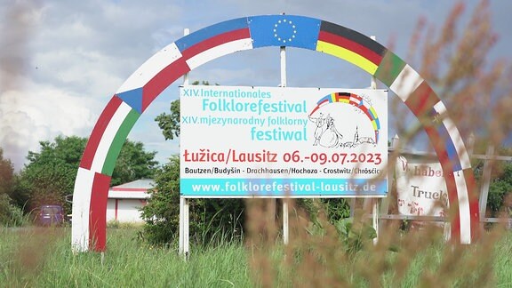 Ein Schild mit dem Hinweis auf ein Folklorefestival