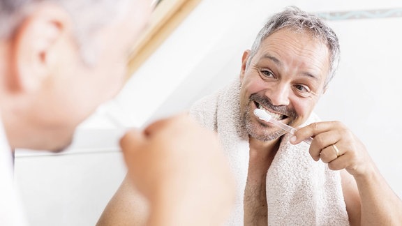 Ein Mann putzt Zähne