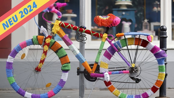 Ein eingestrickets Fahrrad zeigt viele bunte Farben.