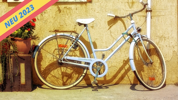 Retro-Fahrrad steht vor einer gelben Hauswand