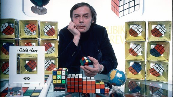 Ernö Rubik ist heute 79 Jahre alt und erfand den sogenannten Zauberwürfel.