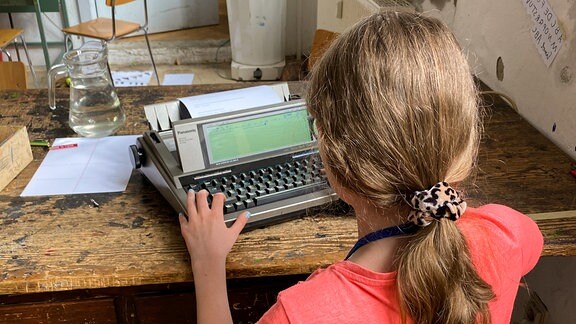 Mädchen an Schreibmaschine
