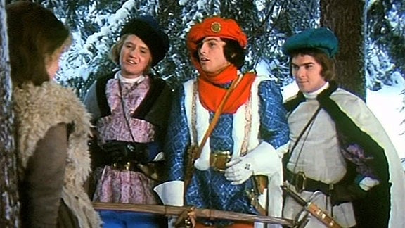 Der Prinz und seine zwei Begleiter stellen das Aschenbrödel zur Rede, weil es dem Prinzen einen Schneeball an den Kopf geworfen hatte.