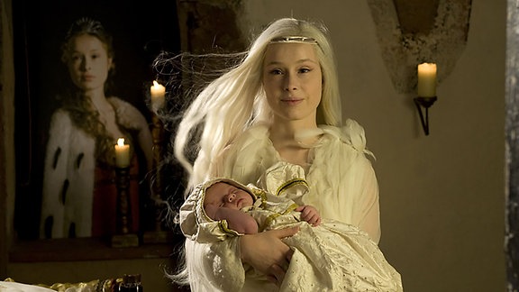 Schwesterchen (Odine Johne) mit ihrem Baby