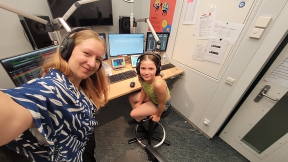 MDR Tweens Live Moderatorin Vivi zusammen mit Ferienkind Mathilda im Radiostudio in Halle.