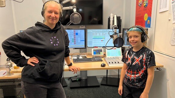 Ferienkind Mars bei MDR Tweens Live im Studio zusammen mit Moderatorin Vivi.