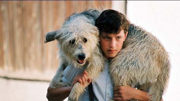 Toni (Lorenz Strasser) rettet seinen Hund Strupp.
