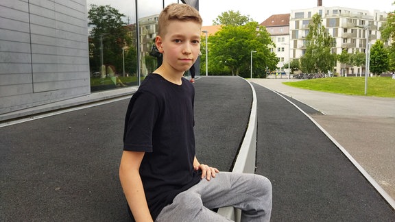 Gustav vor seiner Balletschule in Berlin