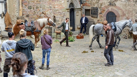 Trouble am Set: Auf Burg Falkenstein wird historisch gedreht. Mitte rechts: Regisseur Markus Dietrich, mit braunem Pferd Schauspieler Patrick Goldenberg (Rolle Knappe Fred)
