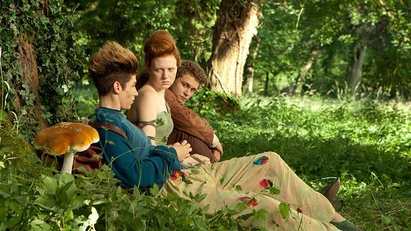 Markus (Maximilian Gehrlinger, li.), Flora (Alissa Wilms) und Jasper (Rafael Gareisen) lernen sich im Wald kennen.