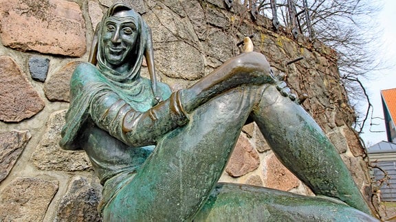 Figur von Till Eulenspiegel am Eulenspiegelbrunnen von Karlheinz Goedtke in der Stadt Mölln.