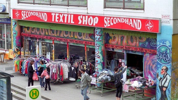 Secondhand Textil Shop am Kottbusser Tor in Berlin-Kreuzberg