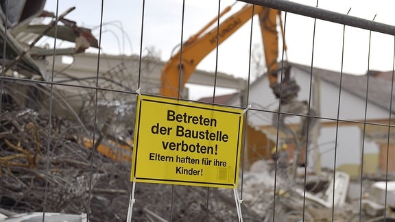 Schild mit "Betreten der Baustelle verboten, Eltern haften für ihre Kinder"
