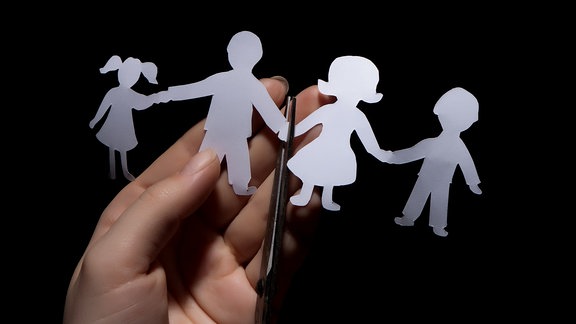 Eine Papierkette zeigt eine Familie.