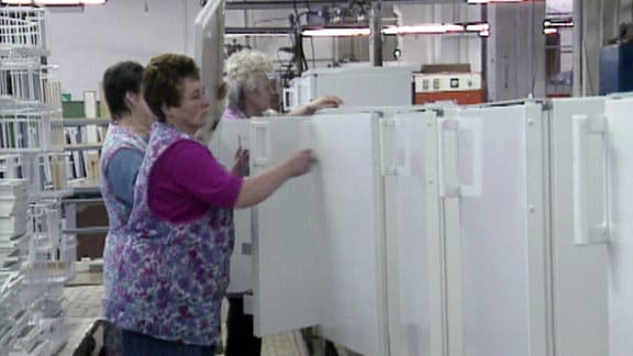 Frauen bei Kühlschrankproduktion