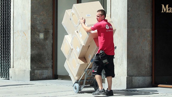 Zusteller des DPD Deutschen Paket Dienst.