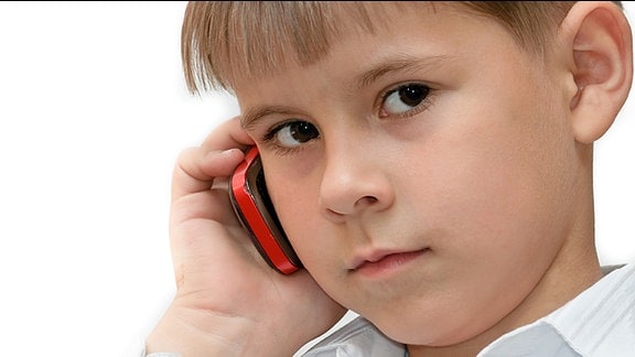 Ein Kind telefoniert mit einem Handy.