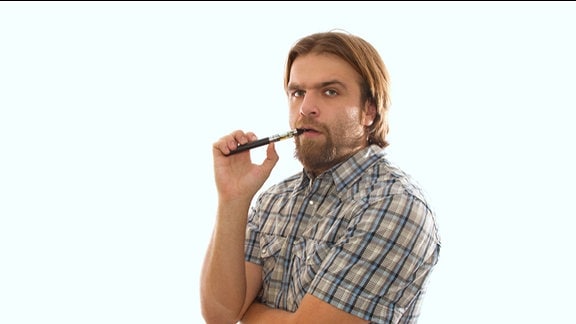 Mann raucht E-Zigarette