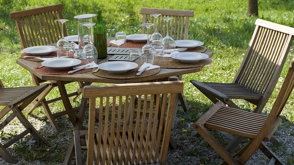 Gartenmöbel und gedeckter Tisch