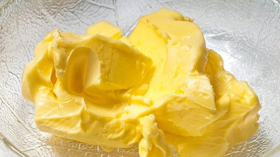 Margarine in einer Glasschale.