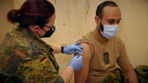 Soldat wird geimpft