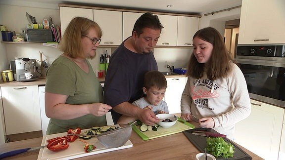 Vierköpfige Familie in einer Küche