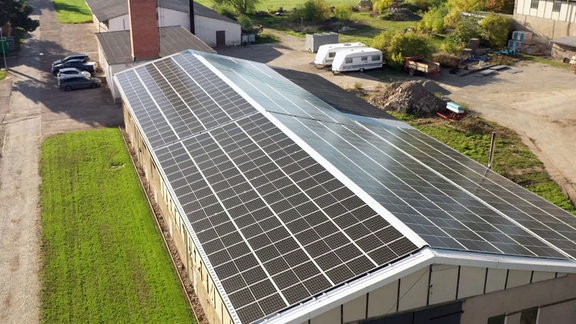 Ein Dach komplett mit Solarmodulen bedeckt.