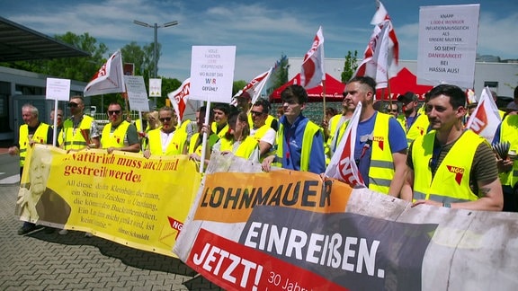 Streik & Demonstration für gleiche Löhne.
