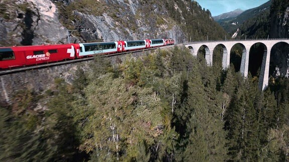 Zug in den Alpen.