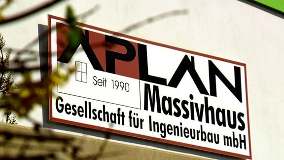 Geschäftsschild an Hauswand - Aplan Massivhaus seit 1990 - Gesellschaft für Ingenierbau mbH.
