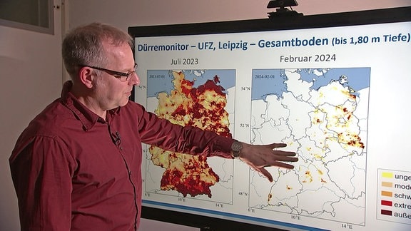 Prof. Jan Fleckenstein, Helmholtz-Zentrum für Umweltforschung Leipzig, vor der Februar-Karte des Bidenmonitors 