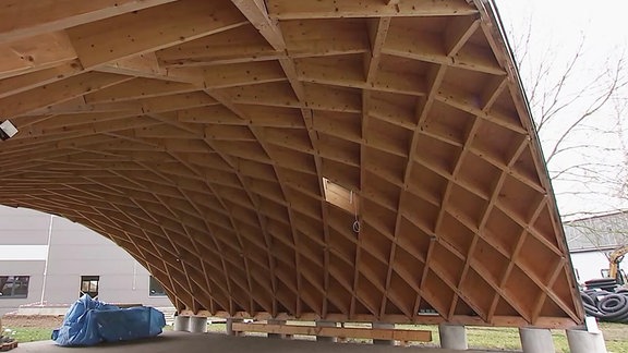 eine selbsttragende Dachkonstruktion aus Holz