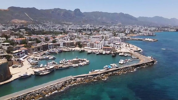 Blick auf eine kleine Stadt am Meer auf Zypern