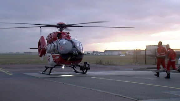 Piloten eilen zu einem bereitstehenden Rettungshubschrauber. 