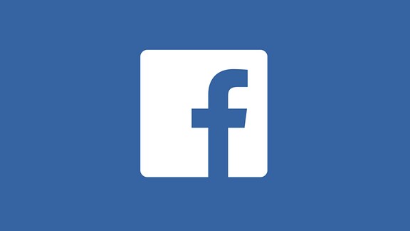 Das weiße Facebook-Logo auf blauem Hintergrund. Das Logo besteht aus einem weißen Quadrat mit runden Ecken, in dem ein kleines "F" eingestanztz ist. Das "F" steht für Facebook.