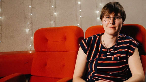 Porträt von Merle Groneweg, Festivalleiterin des "XPOSED Queer Film Festival". 