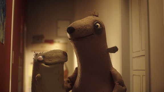 Zwei animierte Figuren in Form stilisierter Seebären befinden sich in einem Zimmer