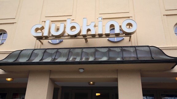 Gebäude mit Schriftzug ''Clubkino''.