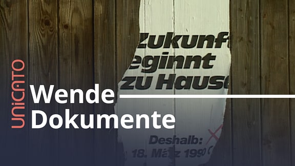 Collage eines abgerissenen Wahlkampfplakats aus 1990 mit der Aufschrift "Zukunft beginnt zu Hause", angeklebt an einer Holzwand. Davor der Schriftzug "unicato Wende-Dokumente".