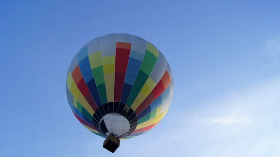 Ein bunter Heißluftballon am blauen Himmel
