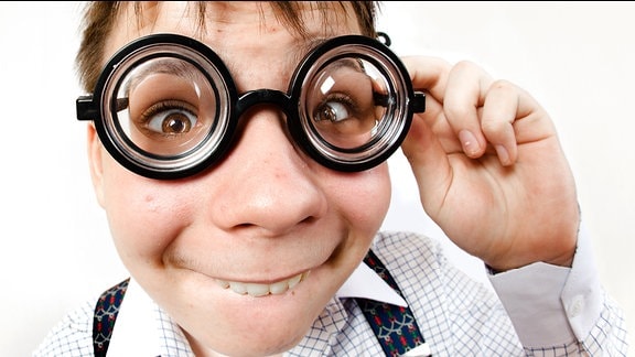 Ein Junge mit einer Brille mit dicken Gläsern