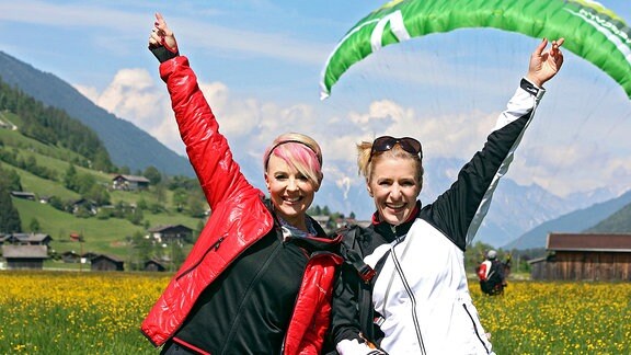 Stefanie & Hannah nach erfolgreicher Landung Gleitschirm-Tandemsprung.