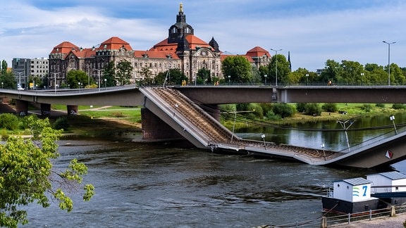 Die teilweise eingestürzte Carolabrücke in Dresden