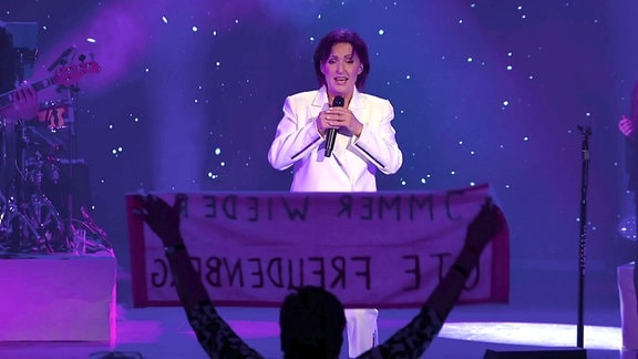 Ute Freudenberg singt "Immer wieder" - Fan mit Banner im Publikum