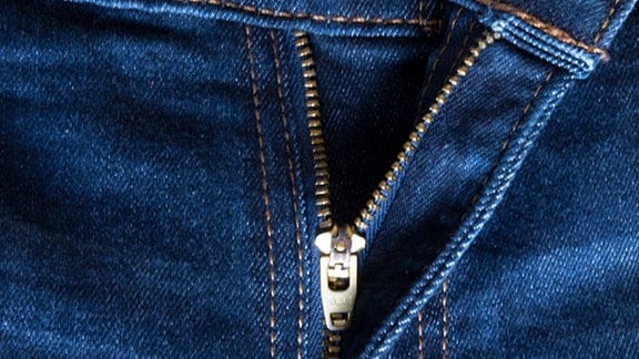 Reißverschluss einer Jeans.