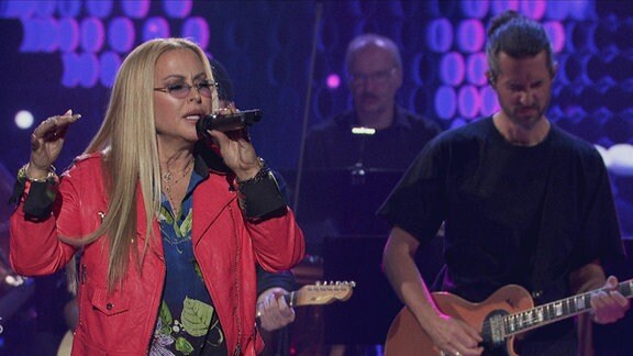Anastacia singt "Left Outside Alone" bei der Show "Your Songs"