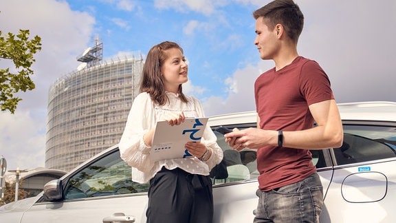 Eine junge Frau und ein junger Mann unterhalten sich.