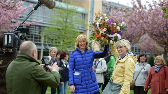 Moderatorin Anja Koebel (li.) überreichte Christina Wagner, Chefin der Integrativen Kindertagesstätte Zwickau-Pöhlau, einen großen Blumenstrauß.