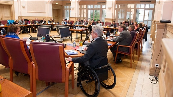 Treffen verschiedener Behinderten-Verbände zum Thema Barrierefreiheit im großen Sitzungssaal der Alten Börse